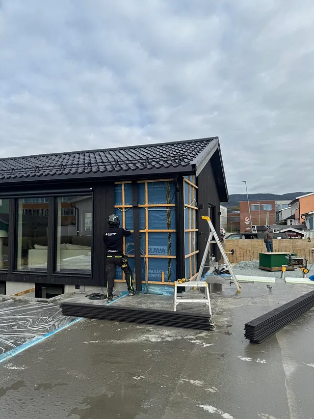 Tilbygg av hus under bygging
